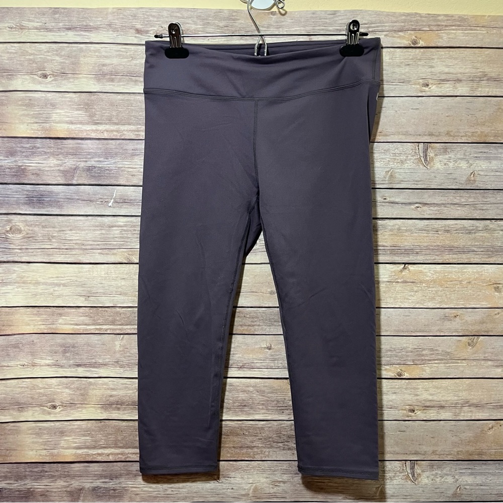 ⭐️ Fabletics Gray Mid Rise Capri Leggings Size Medium A1